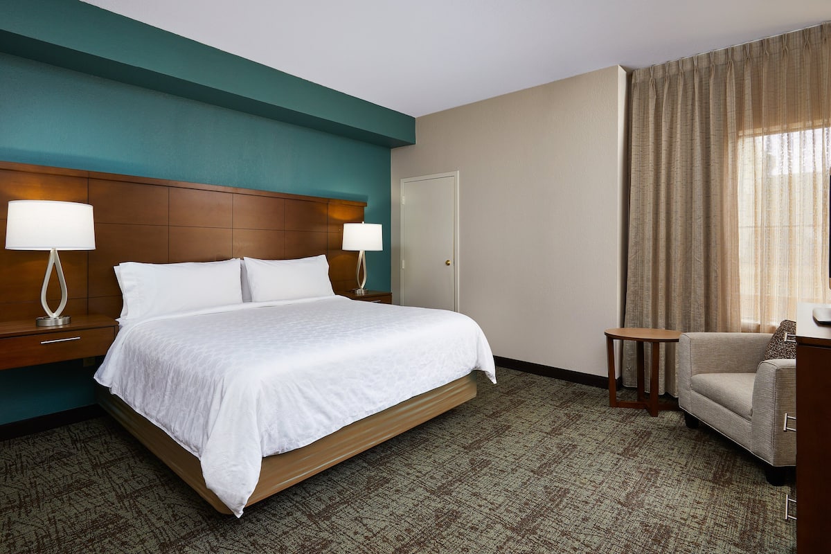 1 bedroom, premium bedding, in-room safe, desk