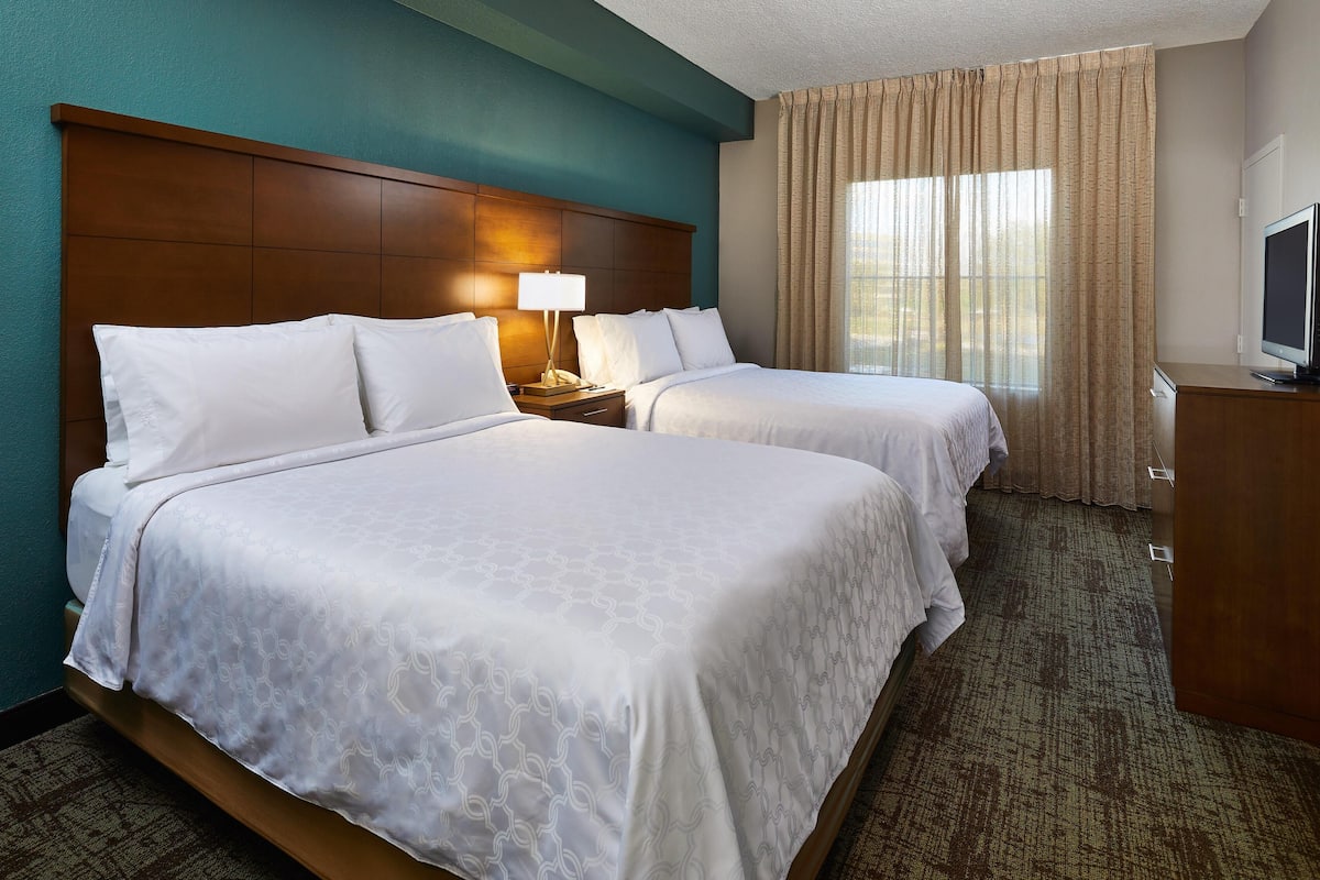 Premium bedding, in-room safe, desk, blackout curtains