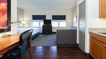 مكتب ومساحة عمل للكمبيوتر المحمول وستائر تعتيم ومكواة/لوح كي