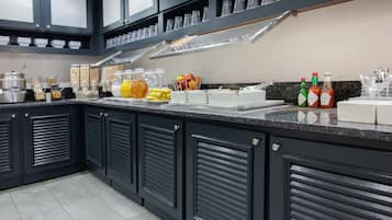 بوفيه فطور مجانًا يوميًا