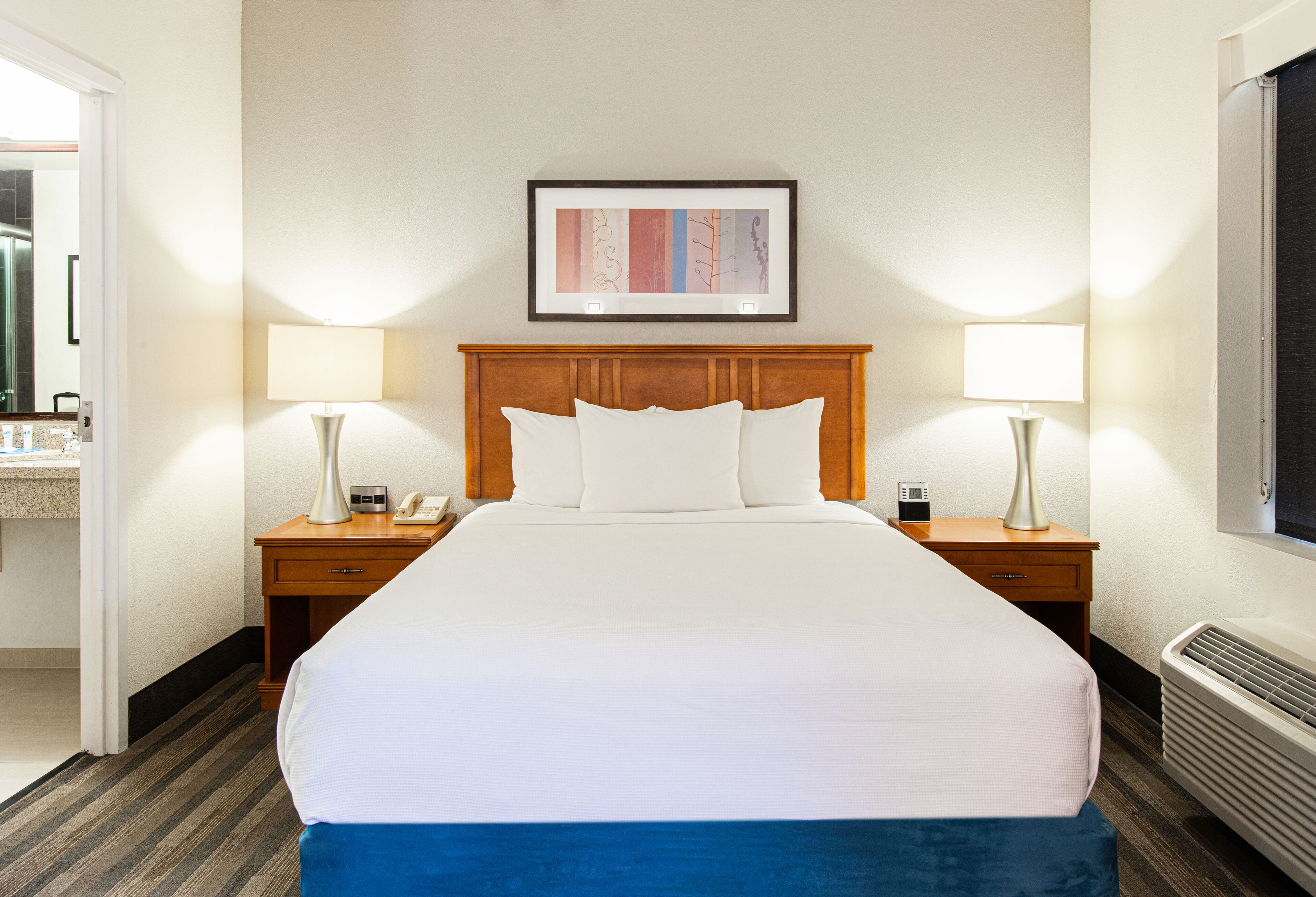 デスク、ノートパソコン用作業スペース、遮光カーテン、アイロン / アイロン台