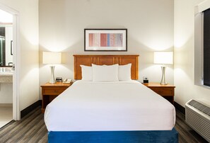 办公桌、笔记本电脑工作区、遮光窗帘、熨斗/熨衣板