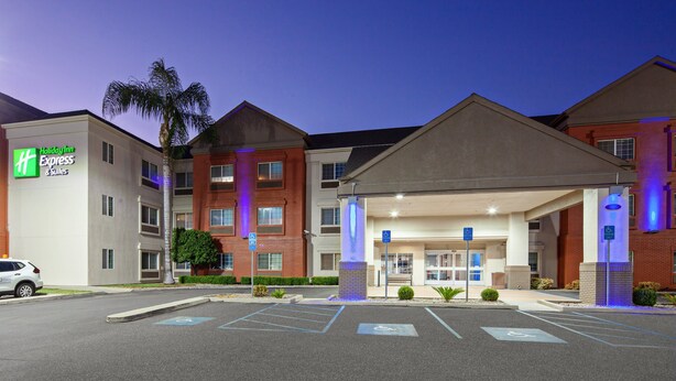 Un hôtel Holiday Inn Express au design moderne, doté d’une entrée couverte et d’un parking avec des places réservées aux personnes handicapées.