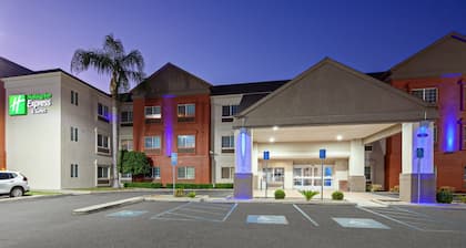 Holiday Inn Express & Suites Tulare by IHG
