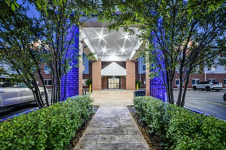 Exterior. Holiday Inn Express Chicago NW - Vernon Hills by IHG