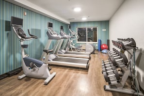 A gym with treadmills, an elliptical, and a dumbbell rack. - Holiday Inn Express Chicago NW - Vernon Hills by IHG (Vernon Hills)