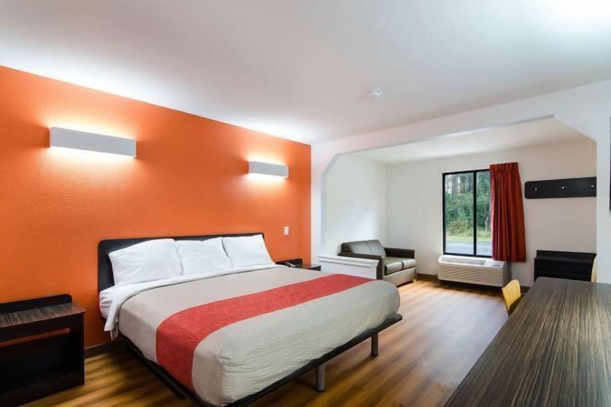 Wi-fi (inkludert), sengetøy og vekkerklokke