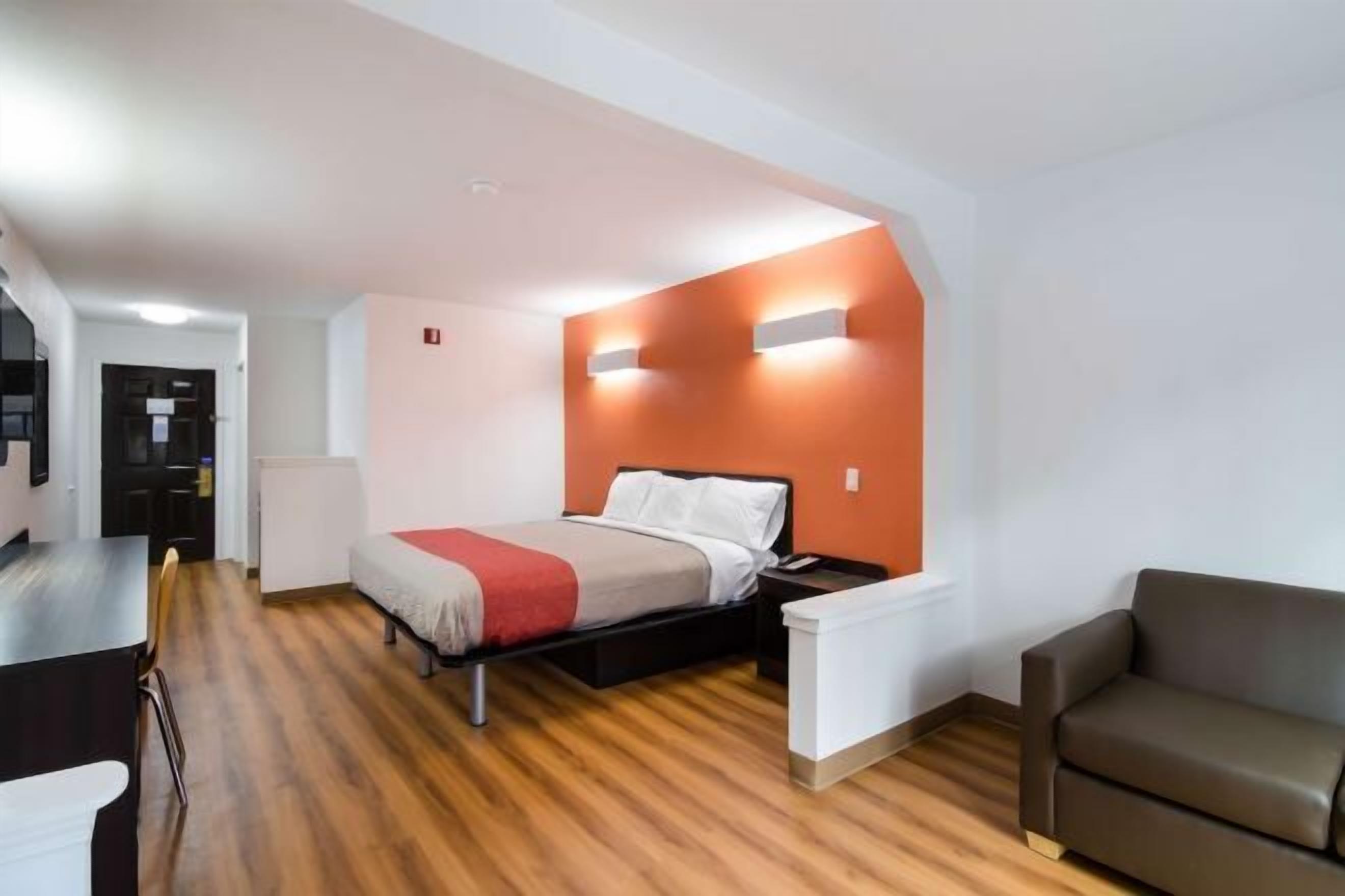 免费 WiFi、床单、闹钟