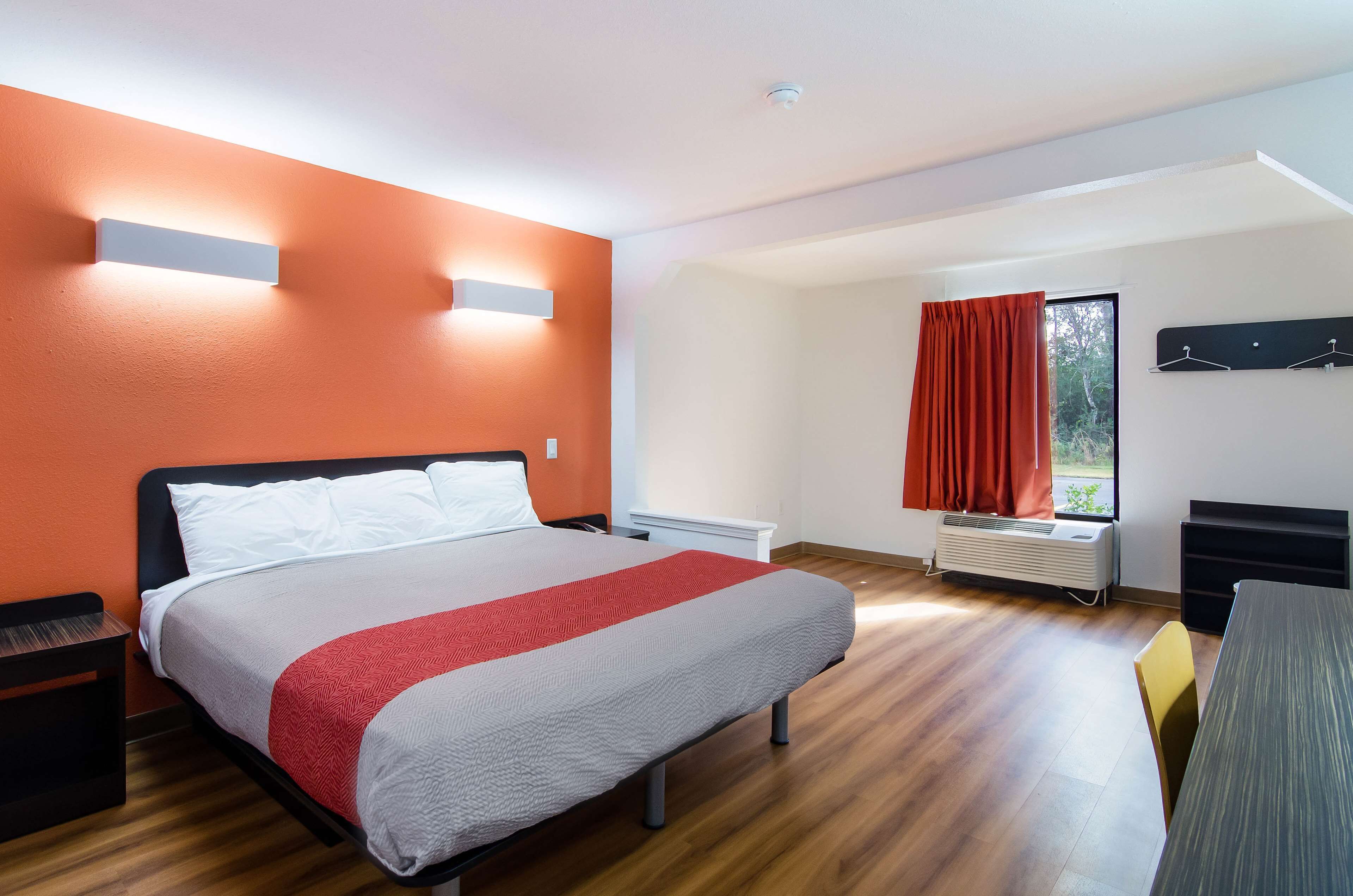 Kostenloses WLAN, Bettwäsche, Wecker