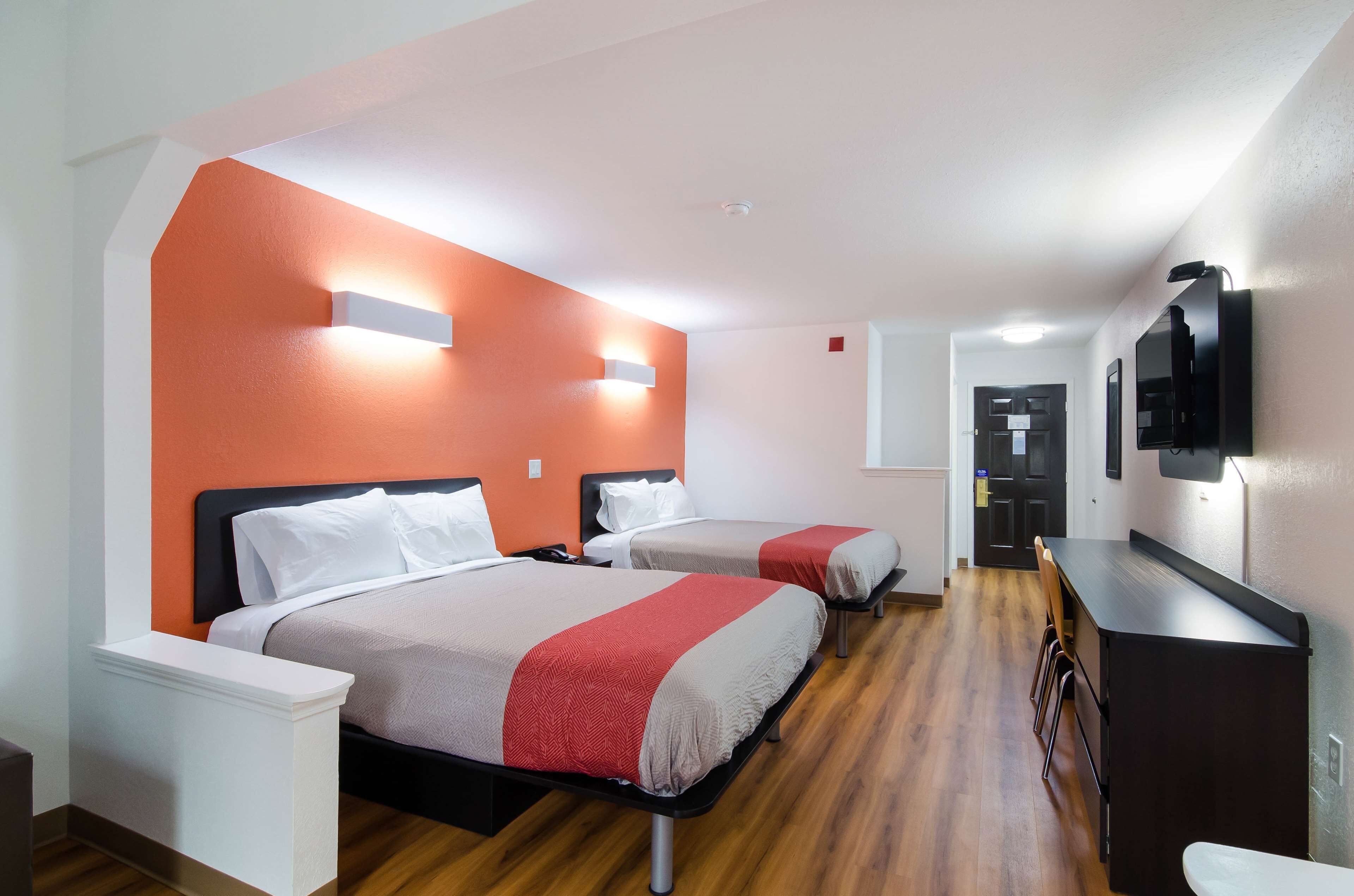 Wifi gratis, ropa de cama y despertador 