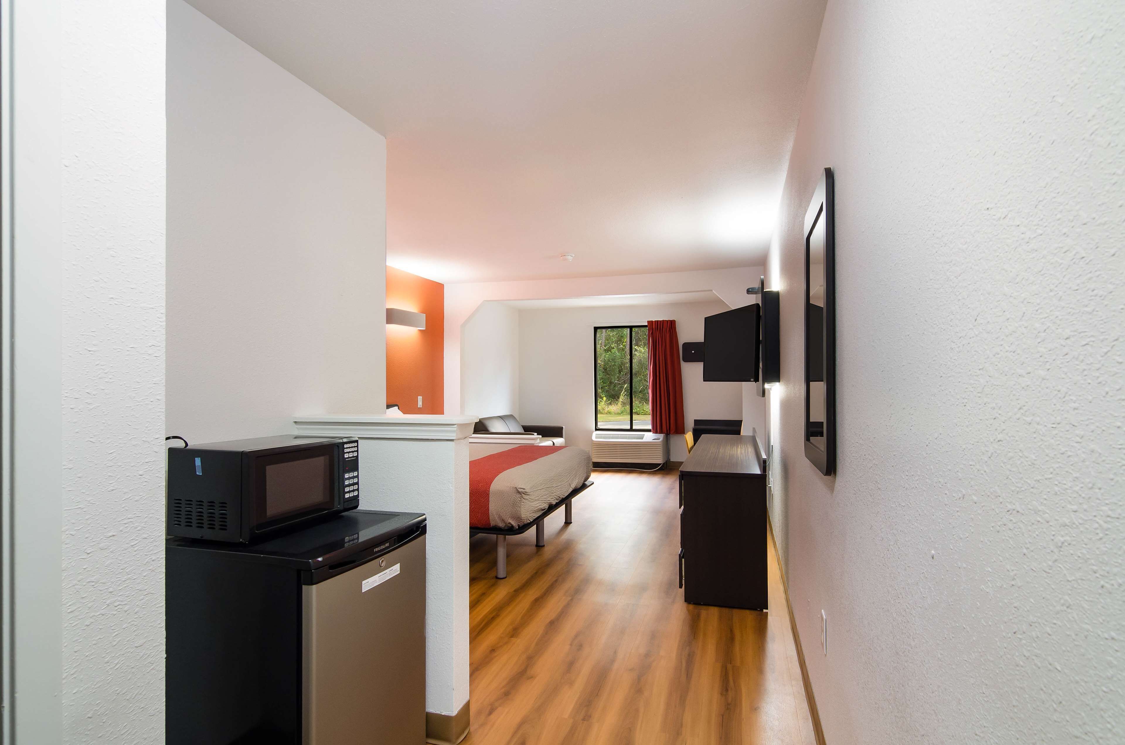 Wifi gratis, ropa de cama y despertador 