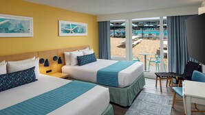 Een hotelkamer met twee bedden, een bureau en uitzicht op een zwembad.