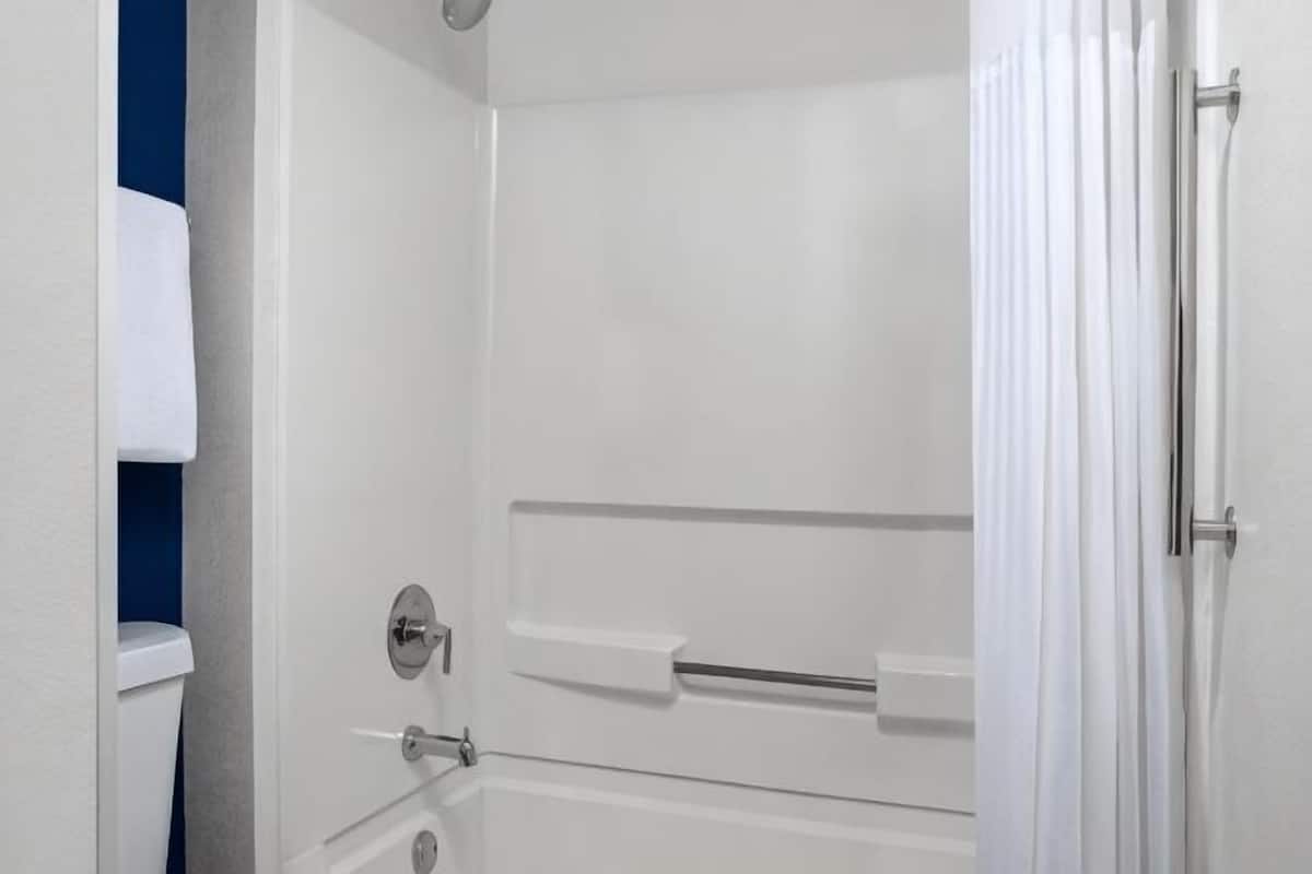Baño | Amenidades de baño gratuitas, secadora de cabello, toallas, jabón