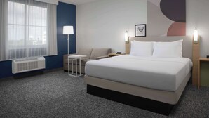 Rom, 1 kingsize-seng med sovesofa | Oppholdsområde | En 55-tommers smart-TV med kabel-kanaler samt Netflix og Hulu