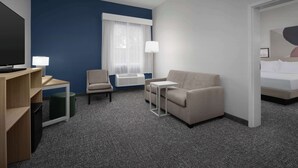 Suite, 1 kingsize-seng | Oppholdsområde | En 55-tommers smart-TV med kabel-kanaler samt Netflix og Hulu