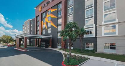 La Quinta Inn & Suites by Wyndham San Antonio Downtown