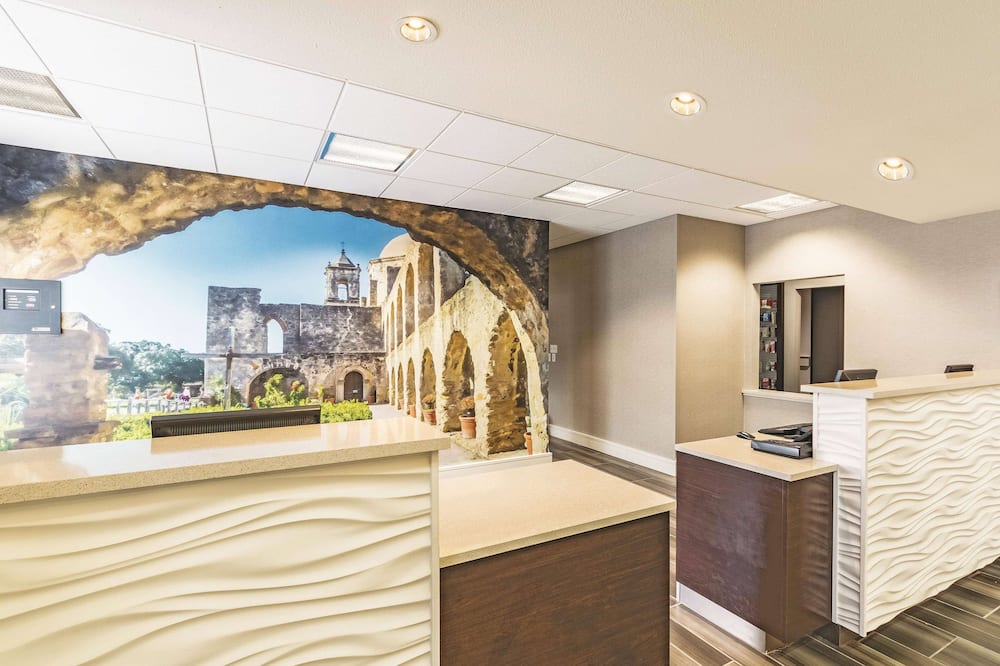 La Quinta Inn & Suites by Wyndham San Antonio Downtown