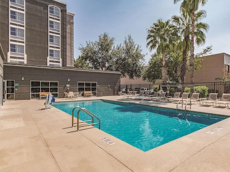 Alberca al aire libre, sombrillas en la alberca y camastros . La Quinta Inn & Suites by Wyndham San Antonio Downtown