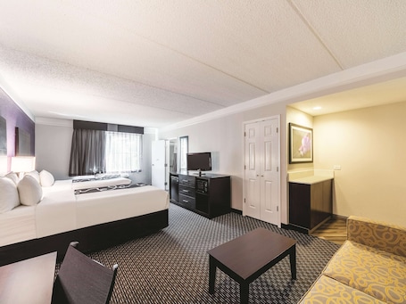 Habitación, 2 camas matrimoniales, para no fumadores (Mobility,Hearing,Tub w/Grab Bars) | Camas con pillow-top, escritorio y espacio para trabajar con laptop . La Quinta Inn & Suites by Wyndham San Antonio Downtown