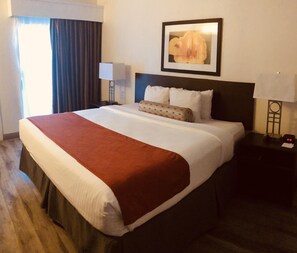 Verdunkelungsvorhänge, Bügeleisen/Bügelbrett, kostenlose Babybetten