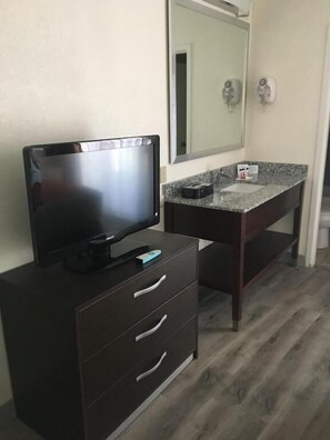 Mørklægningsgardiner, strygejern/strygebræt, gratis baby-/barnesenge