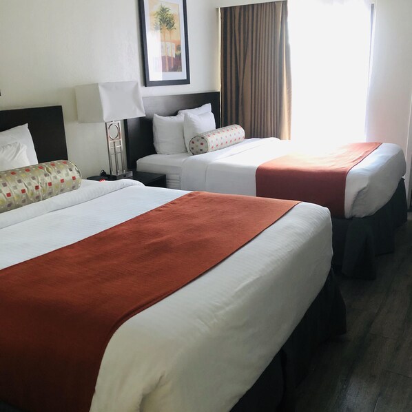 Mörkläggningsgardiner, strykjärn/strykbräda och gratis barnsängar