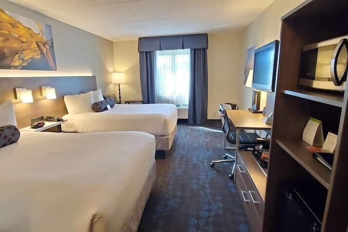 Premium bedding, in-room safe, desk, blackout drapes