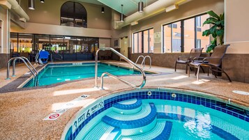 Una piscina cubierta