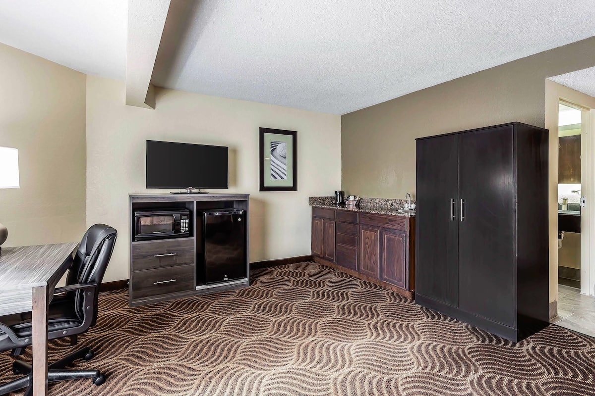 Room, 1 King Bed, Non Smoking (Upgrade) | Desk, iron/ironing board, free WiFi, bed sheets
