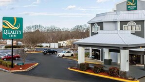 A Quality Inn hotel with a parking lot, a covered entrance, and a signboard. - Quality Inn & Suites Salisbury South (Salisbury)