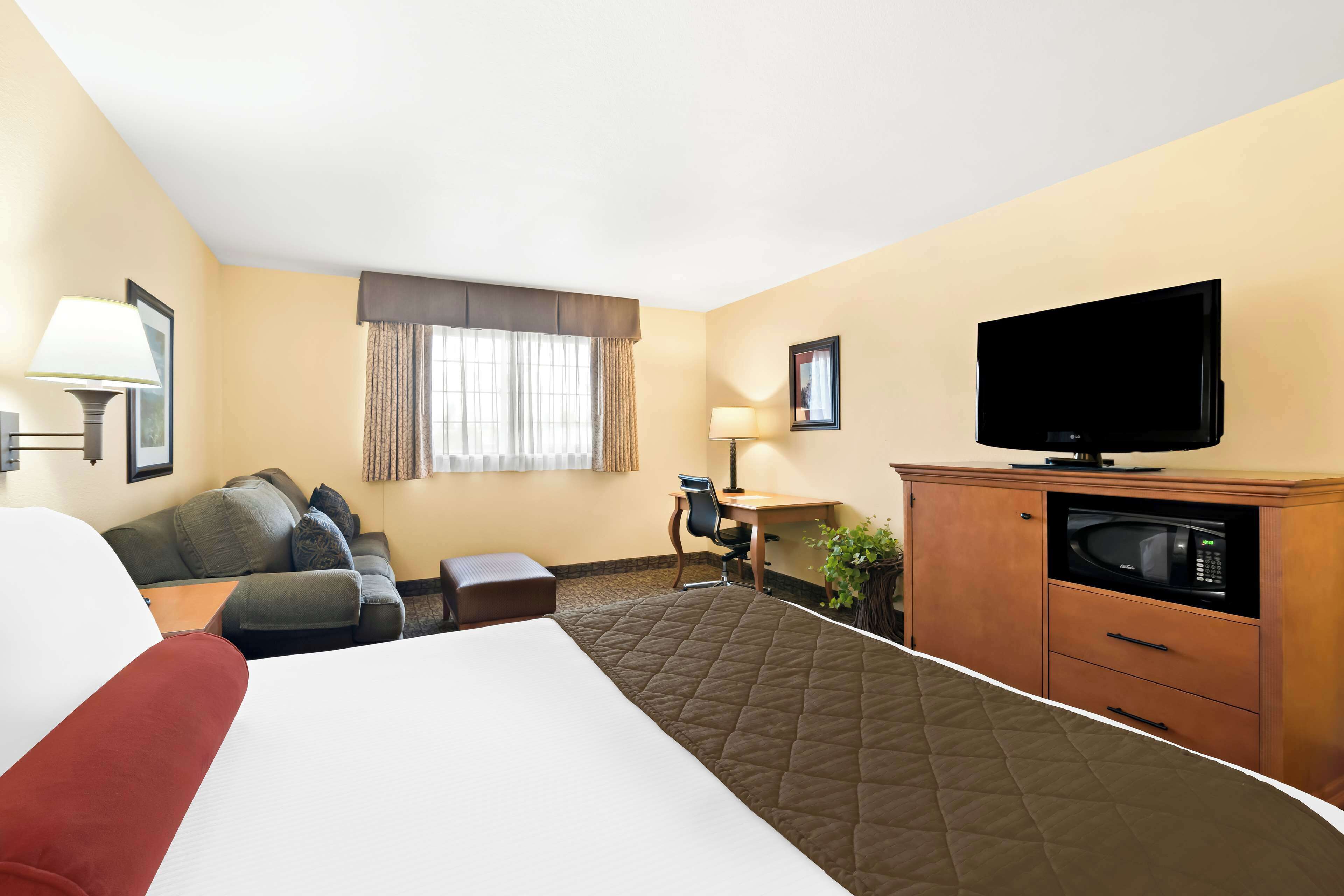 desk, soundproofing, free wifi, bed sheets