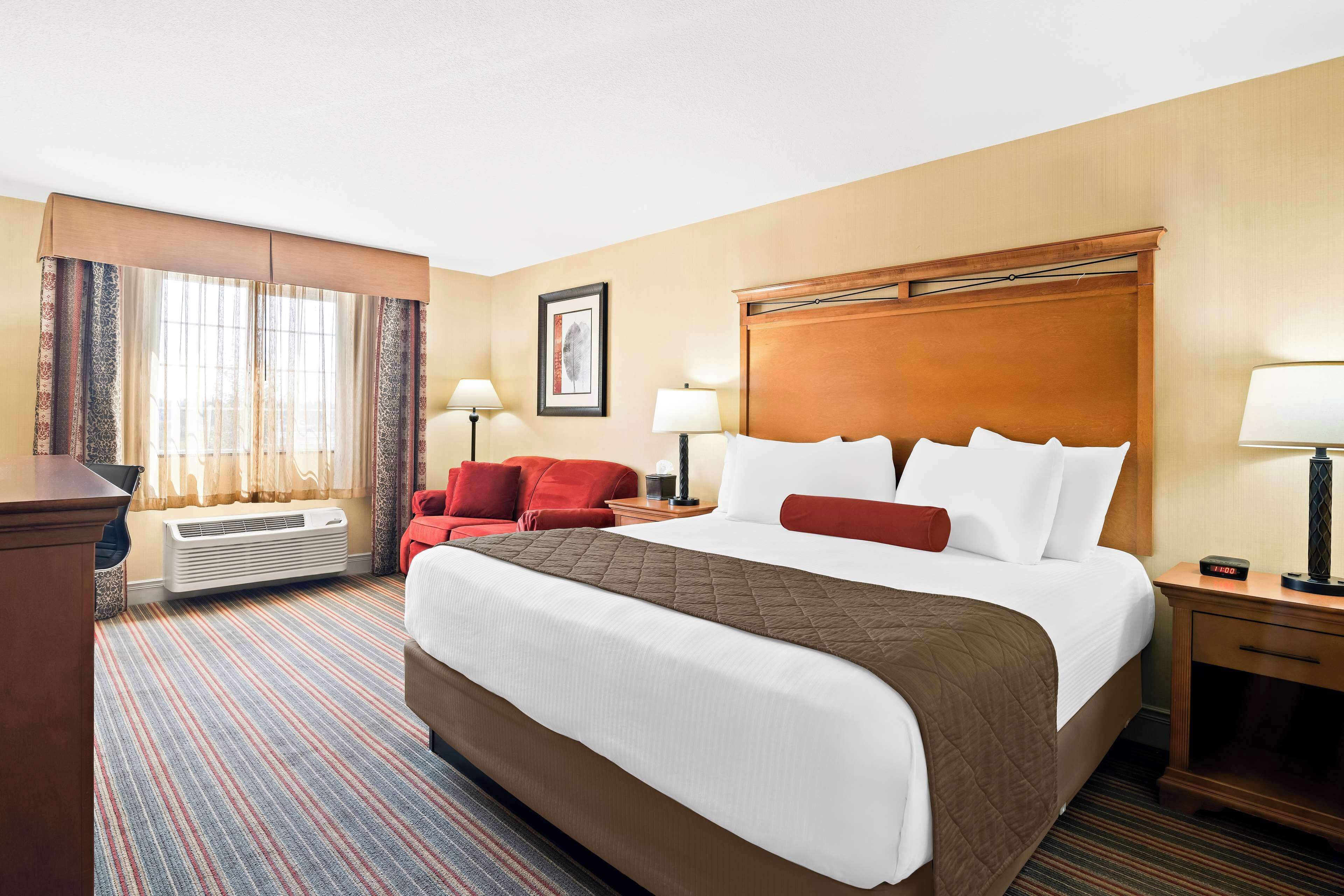 desk, soundproofing, free wifi, bed sheets