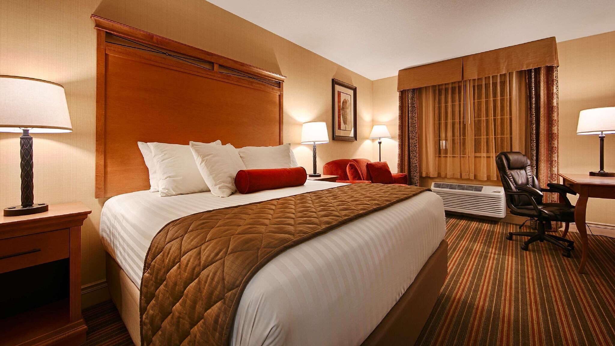 Desk, soundproofing, free WiFi, bed sheets