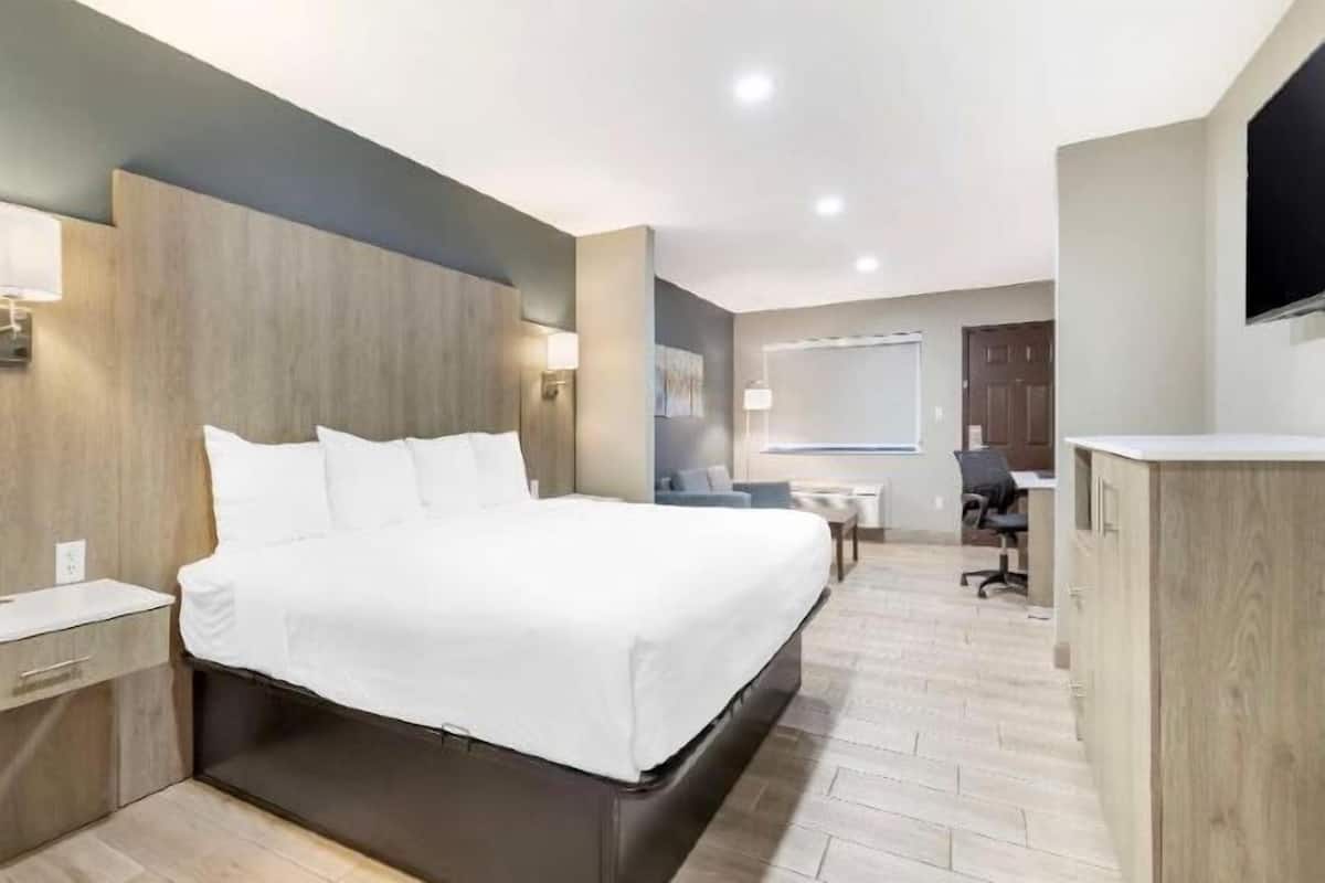 Pillowtop-patjalliset sängyt, tallelokero huoneessa, työpöytä