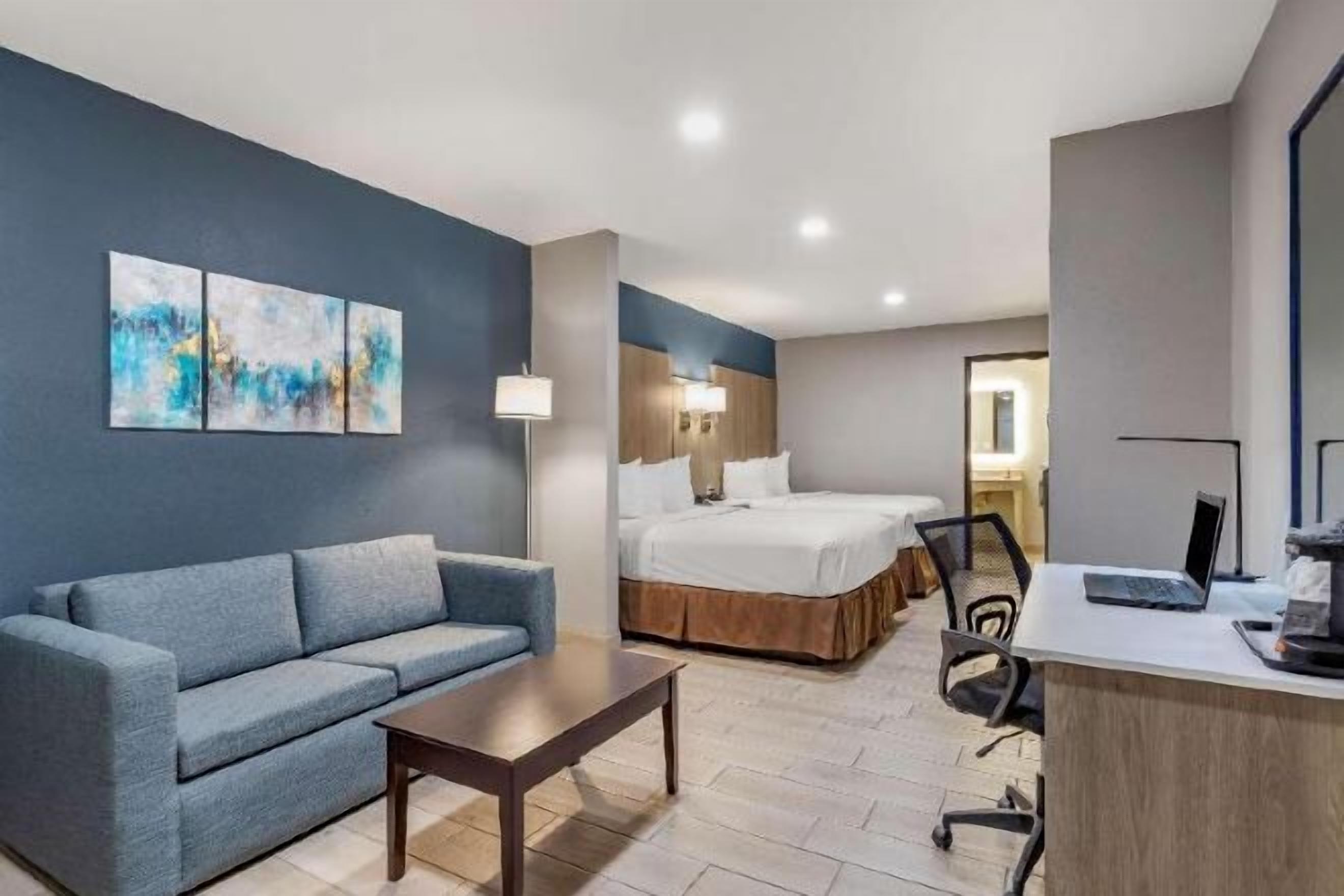 加厚床垫、客房内保险箱、办公桌、笔记本电脑工作区