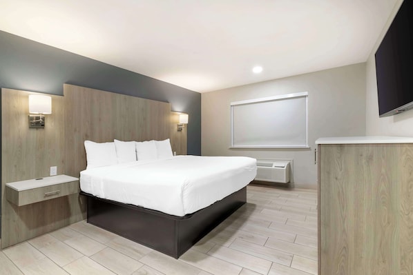 Phòng Suite, 1 giường cỡ king, không hút thuốc (with Sofabed) | Nệm có lớp đệm bông, két bảo mật tại phòng, bàn