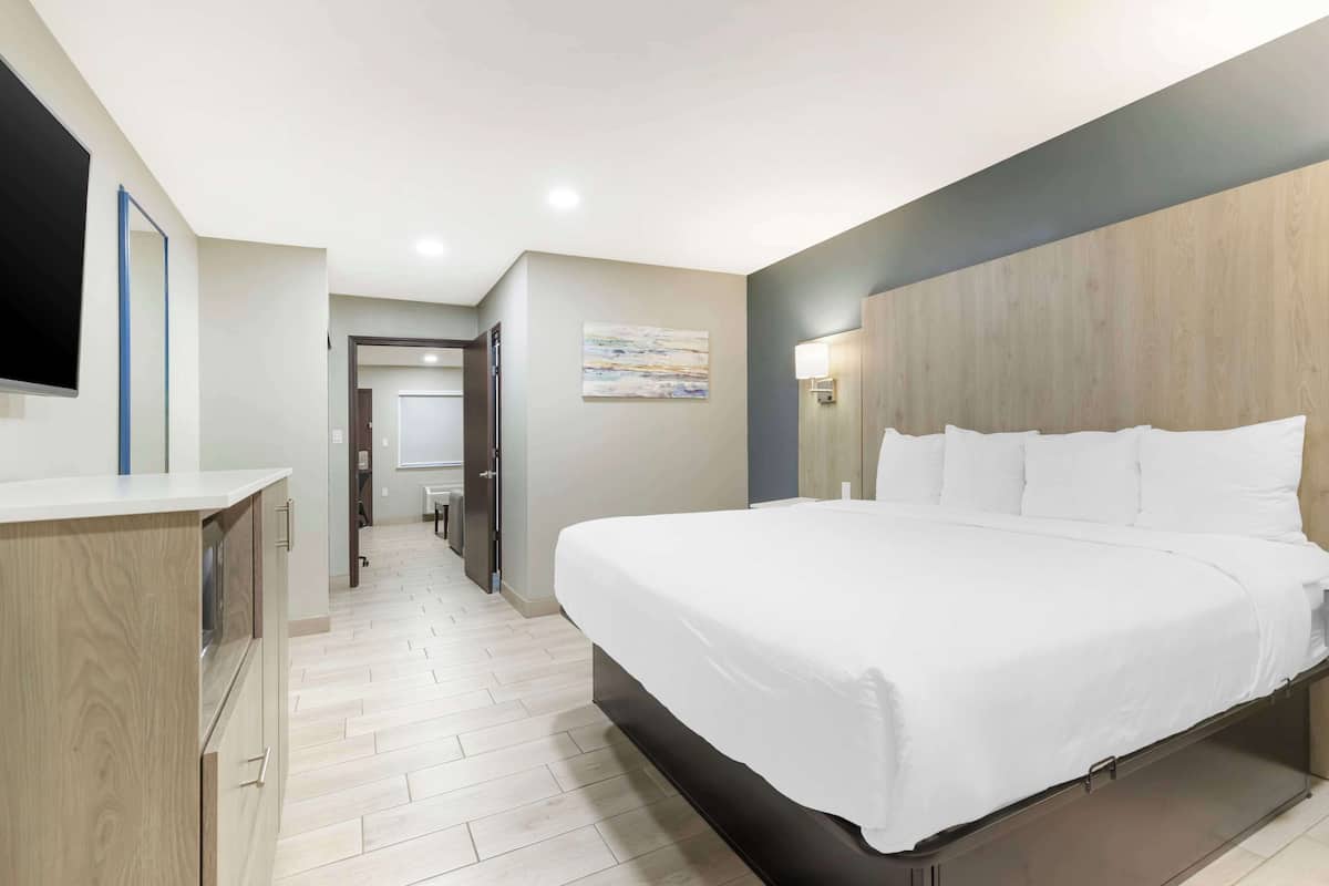 Suite, 1 cama King size, para no fumadores, refrigerador y microondas | Camas con pillow-top, caja de seguridad en la habitación y escritorio