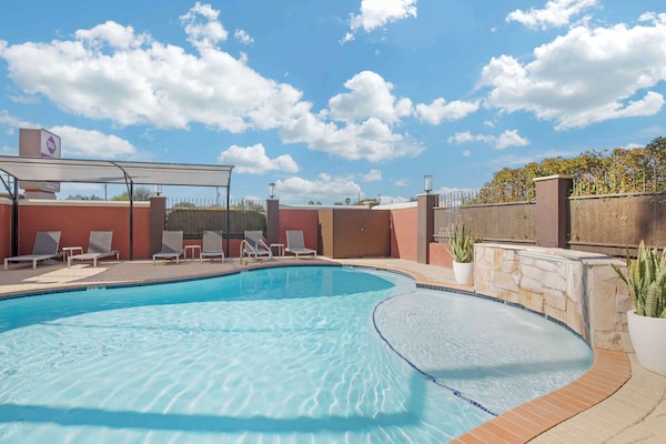 Kolam renang terbuka