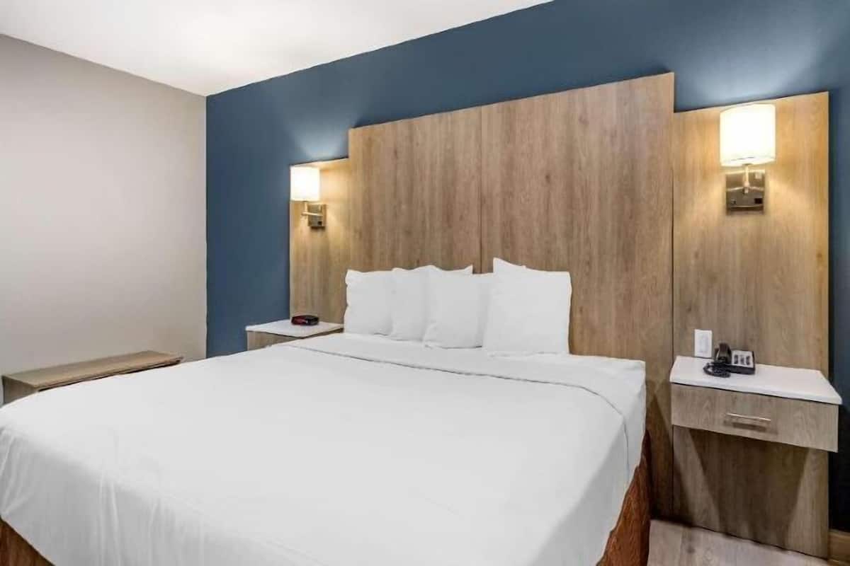 Pillowtop-patjalliset sängyt, tallelokero huoneessa, työpöytä