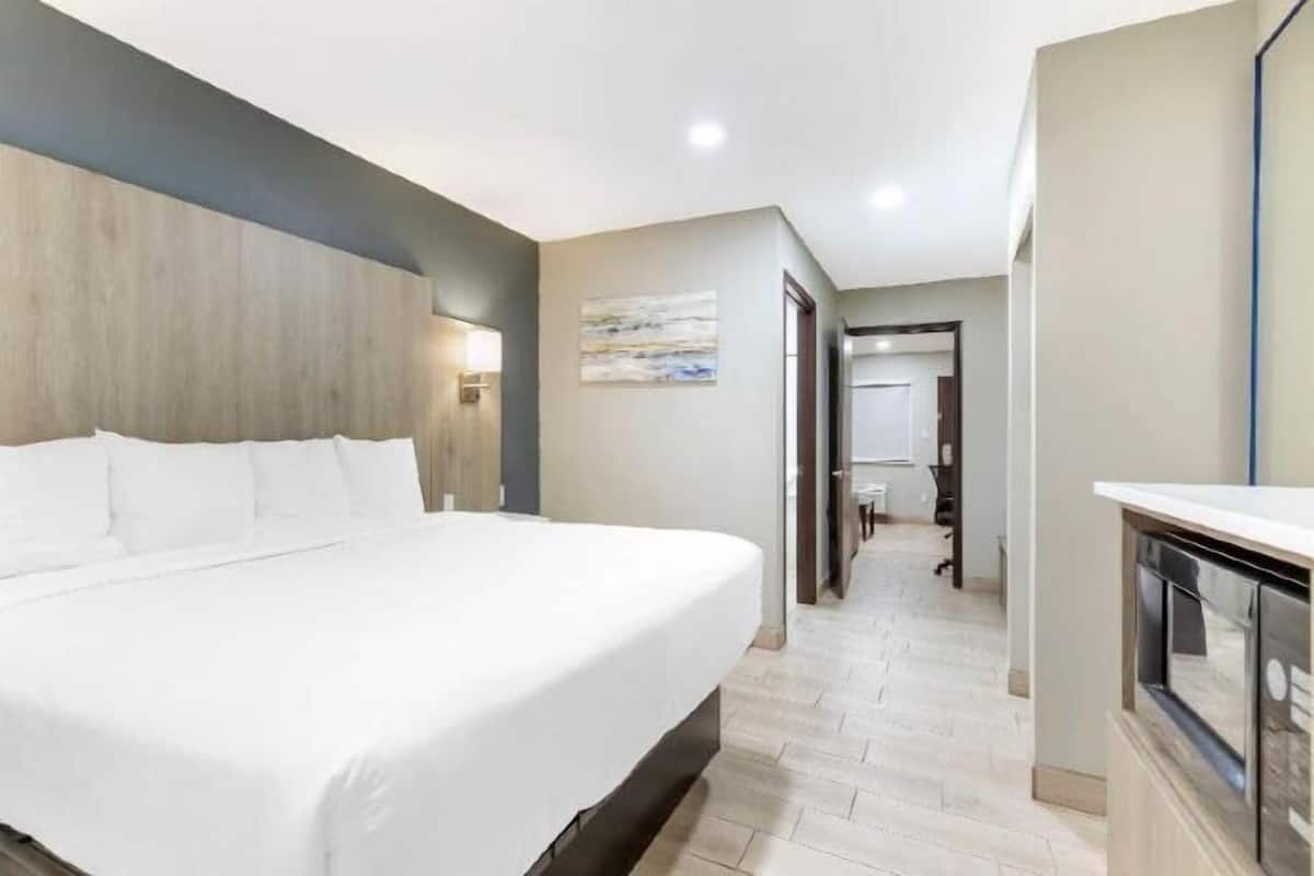 Pillowtop-patjalliset sängyt, tallelokero huoneessa, työpöytä