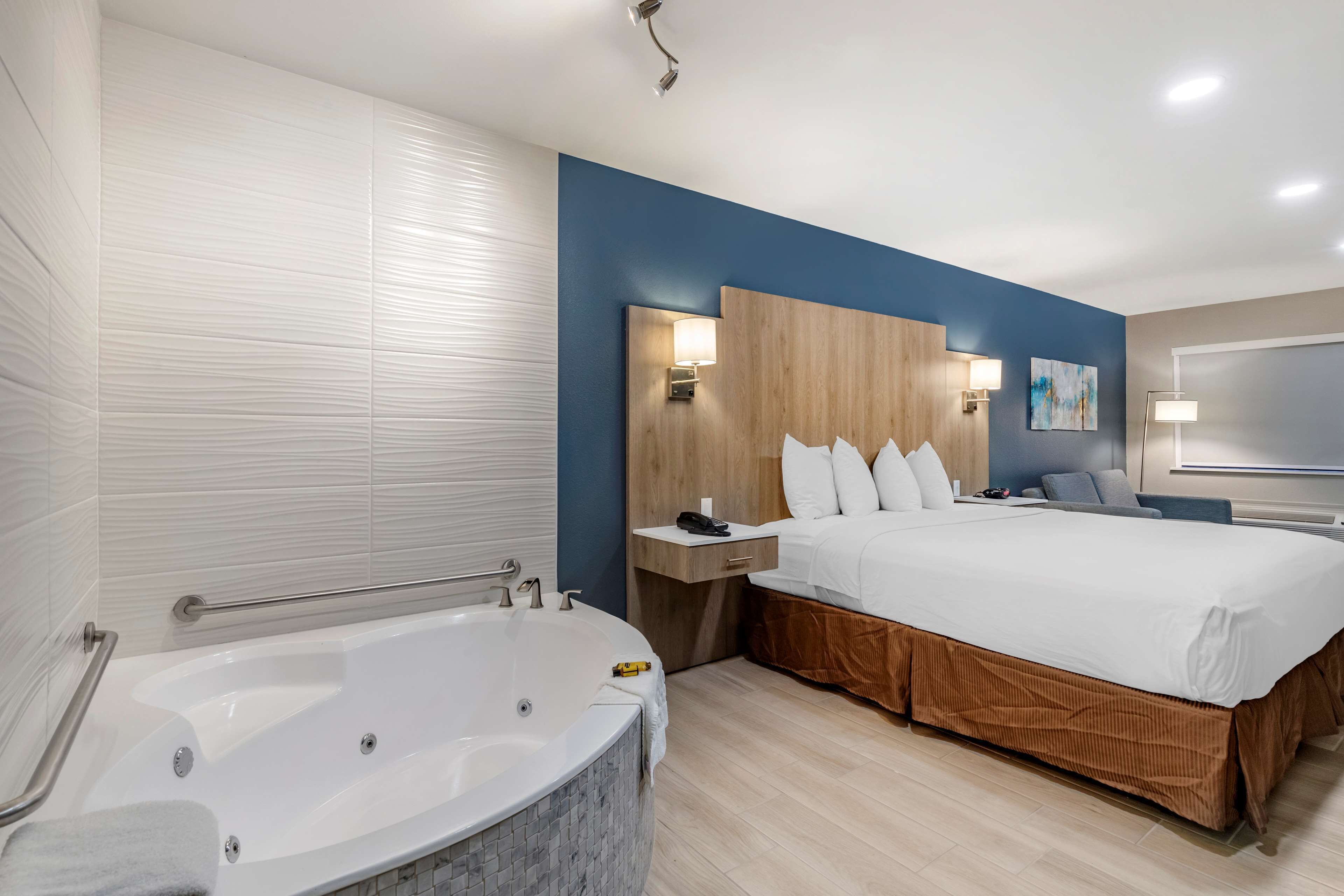 Standard Room, 1 King Bed, Accessible, Jetted Tub (Walk-in Shower) | Pillow-top beds, in-room safe, desk, laptop workspace