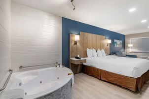 Habitación estándar, 1 cama de matrimonio grande, bañera de hidromasaje (Walk-in Shower) | Colchones con acolchado adicional, caja fuerte, escritorio