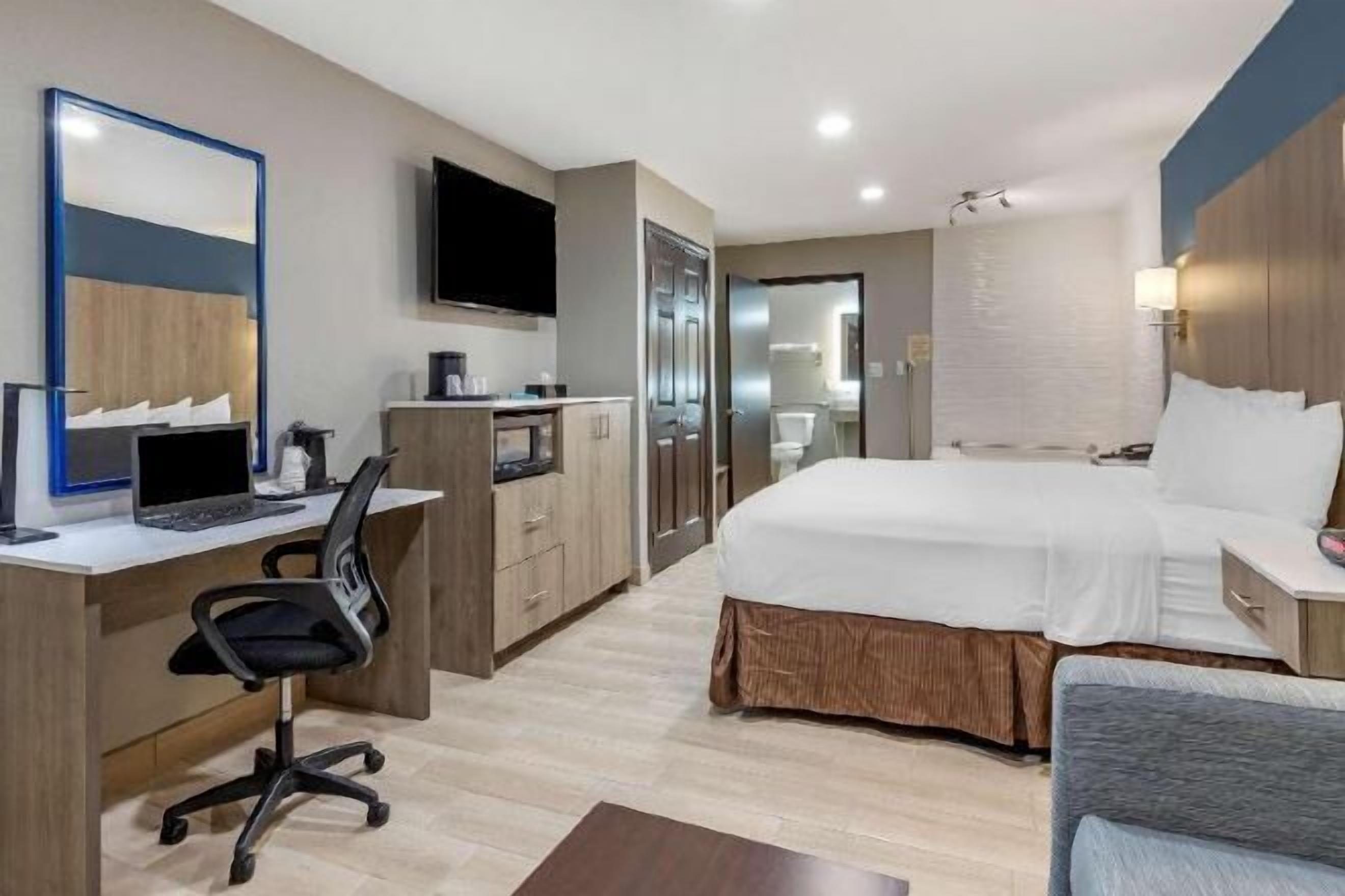 加厚床垫、客房内保险箱、办公桌、笔记本电脑工作区