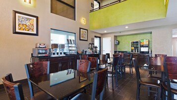 Desayuno completo gratuito y diario