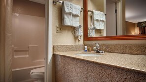 Ensemble baignoire-douche, articles de toilette (gratuits)