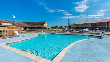 Sesongbasert utendørsbasseng