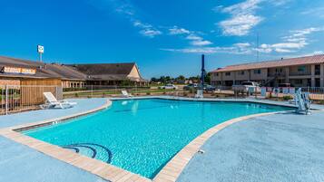 Kolam renang outdoor musiman