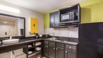 Grand réfrigérateur, micro-ondes, plaque de cuisson