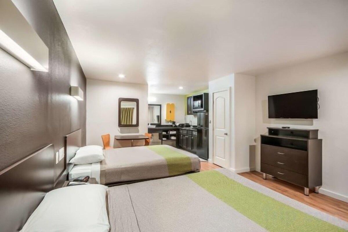 Non-Smoking Room With 2 Queen Beds And Kitchen
