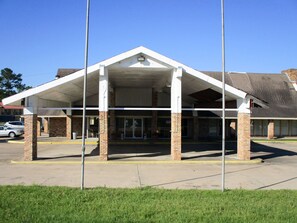 Property entrance - Studio 6 Huntsville, TX (Huntsville)